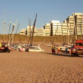 Man onwel op strand nabij de zeilvereniging